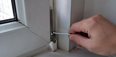 Ремонт нижней петли пластикового окна